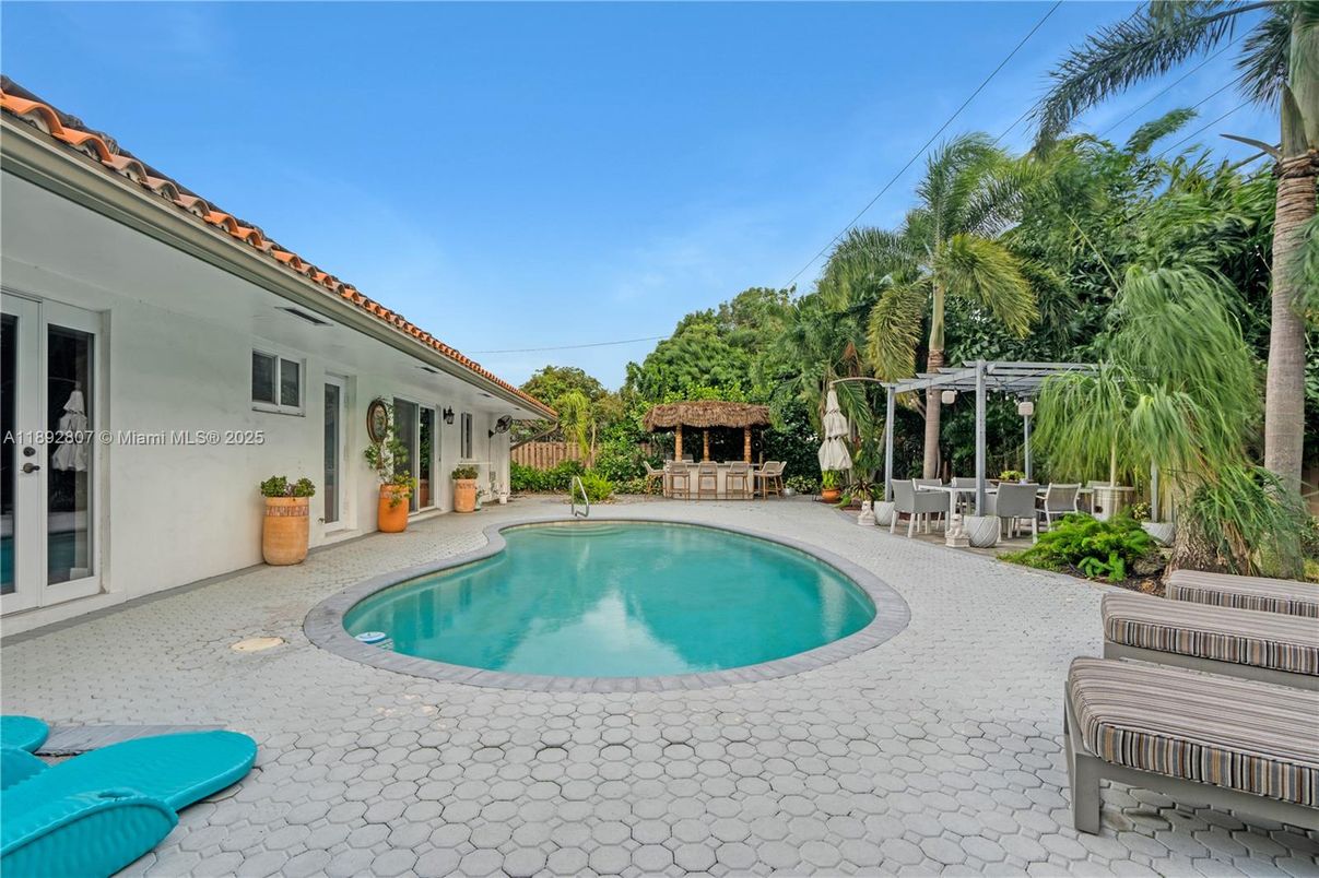 Exterior, Pool