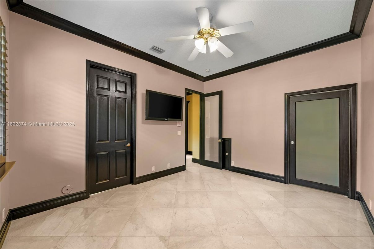 Empty room, Interior
