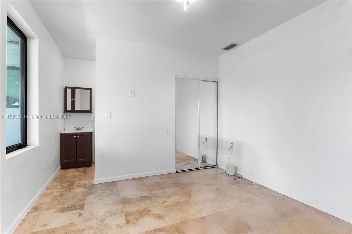 Empty room, Interior