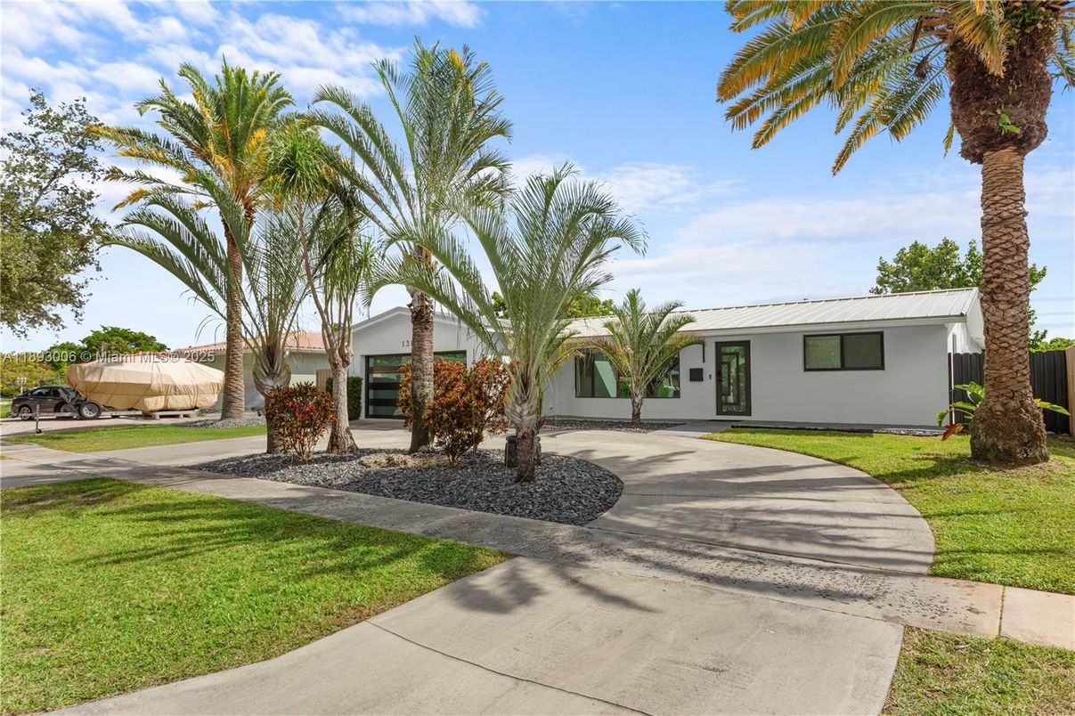 Backyard, Exterior, Facade, Ranch