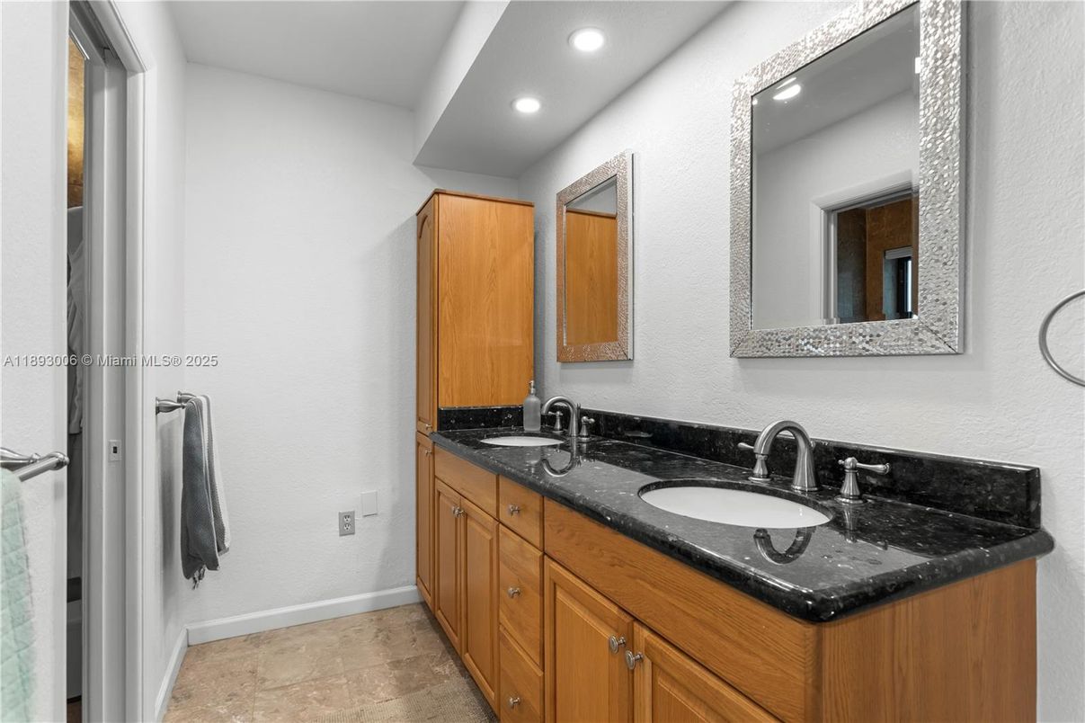 Bathroom, Dual Sink Vanities, Interior, Recessed Lighting
