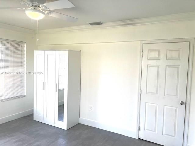 Empty room, Interior