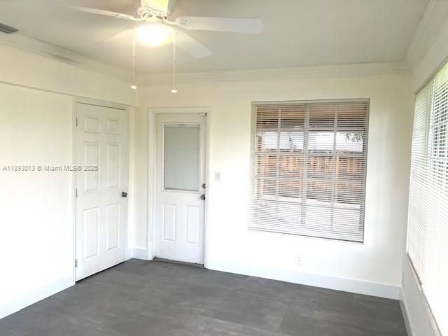 Empty room, Interior