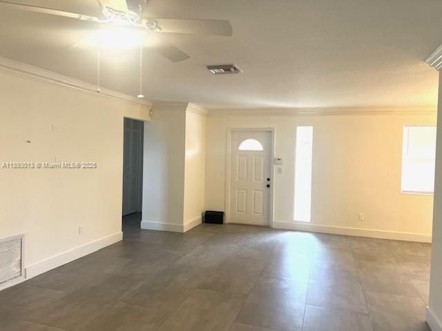 Empty room, Interior