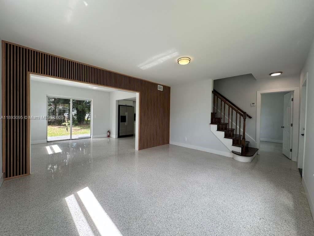 Empty room, Interior