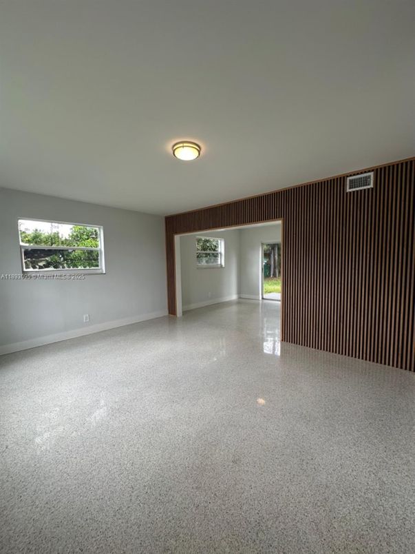 Empty room, Interior