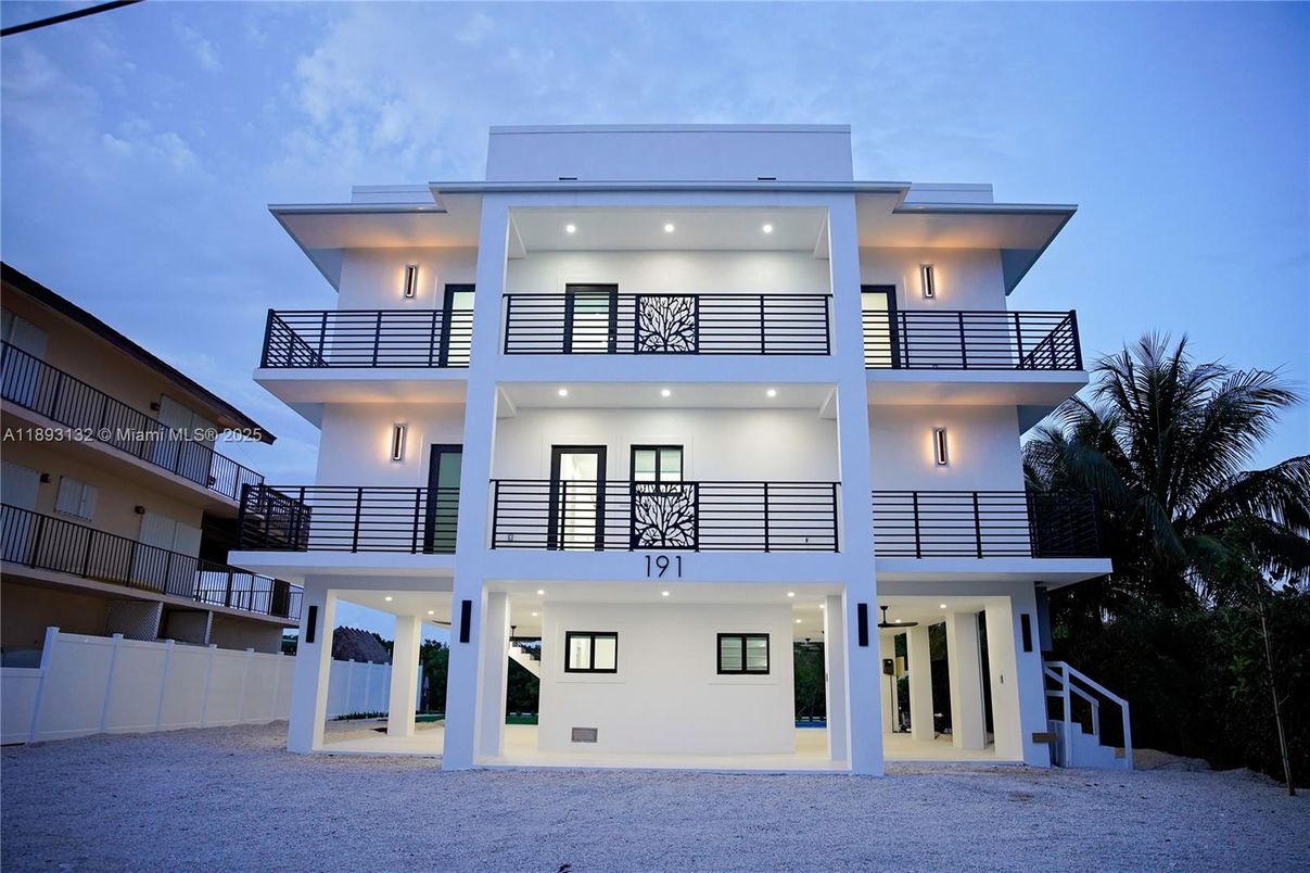 Exterior, Facade, Modern