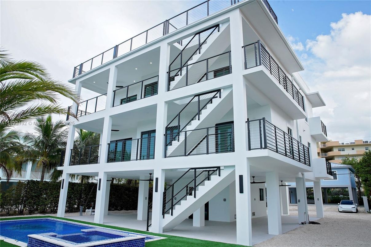 Exterior, Facade, Pool, Modern