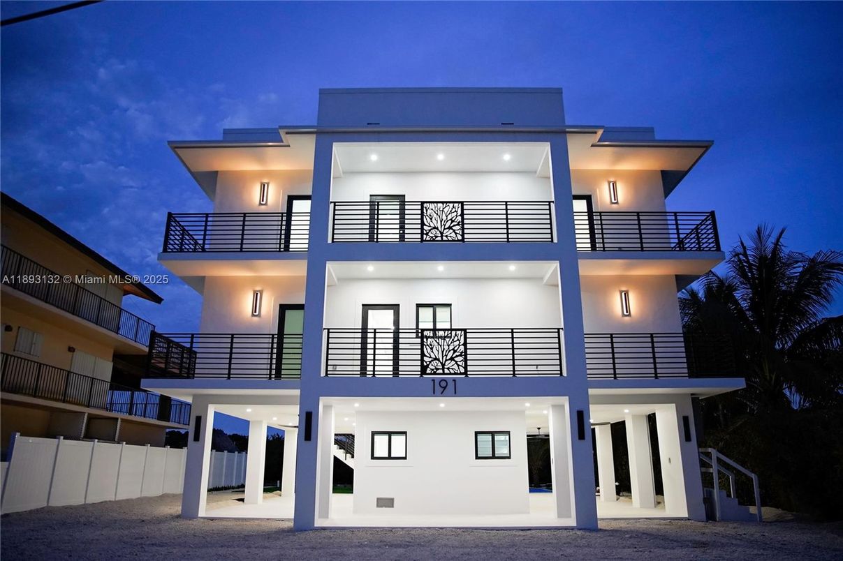 Exterior, Facade, Modern