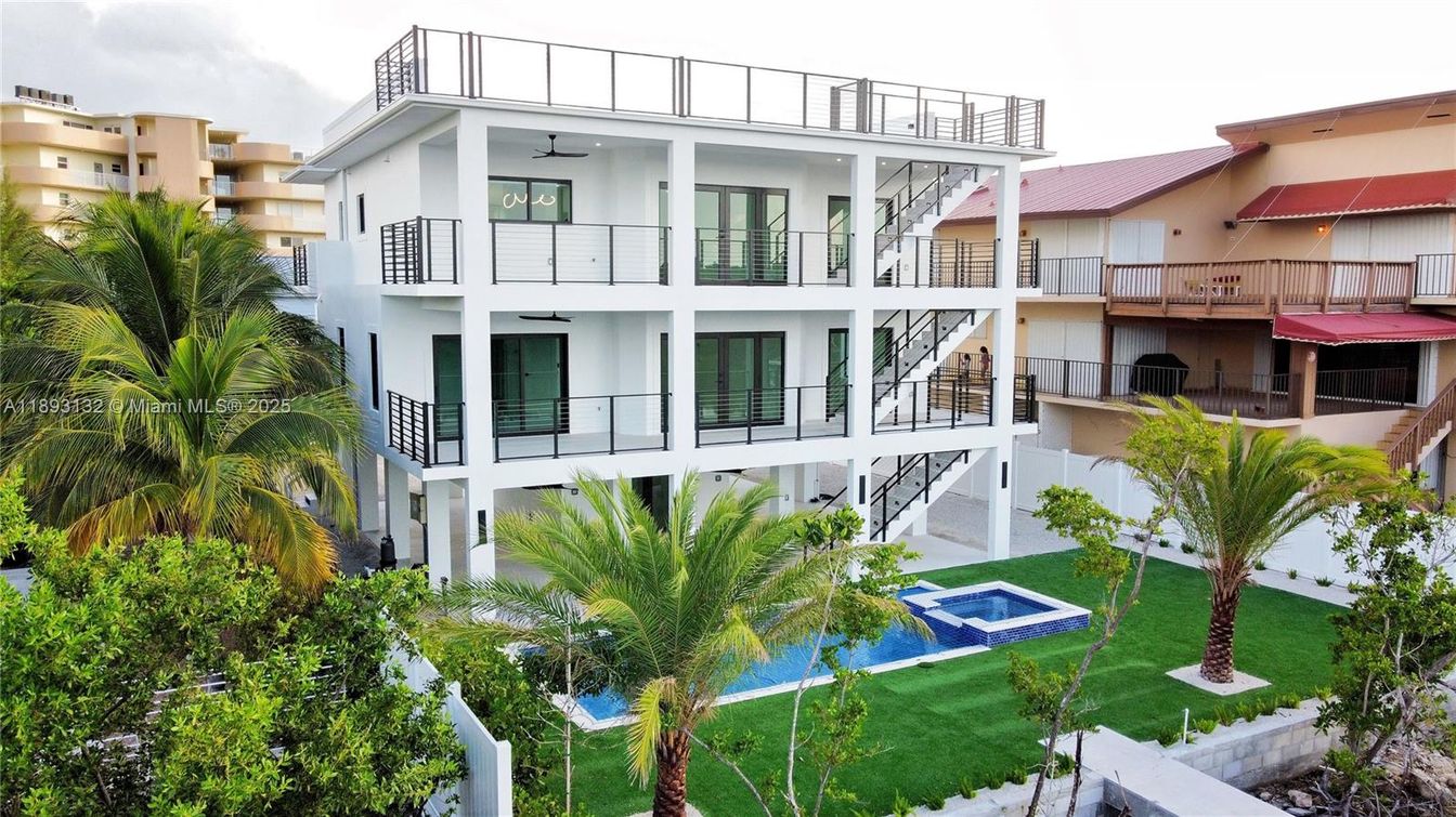 Exterior, Facade, Modern