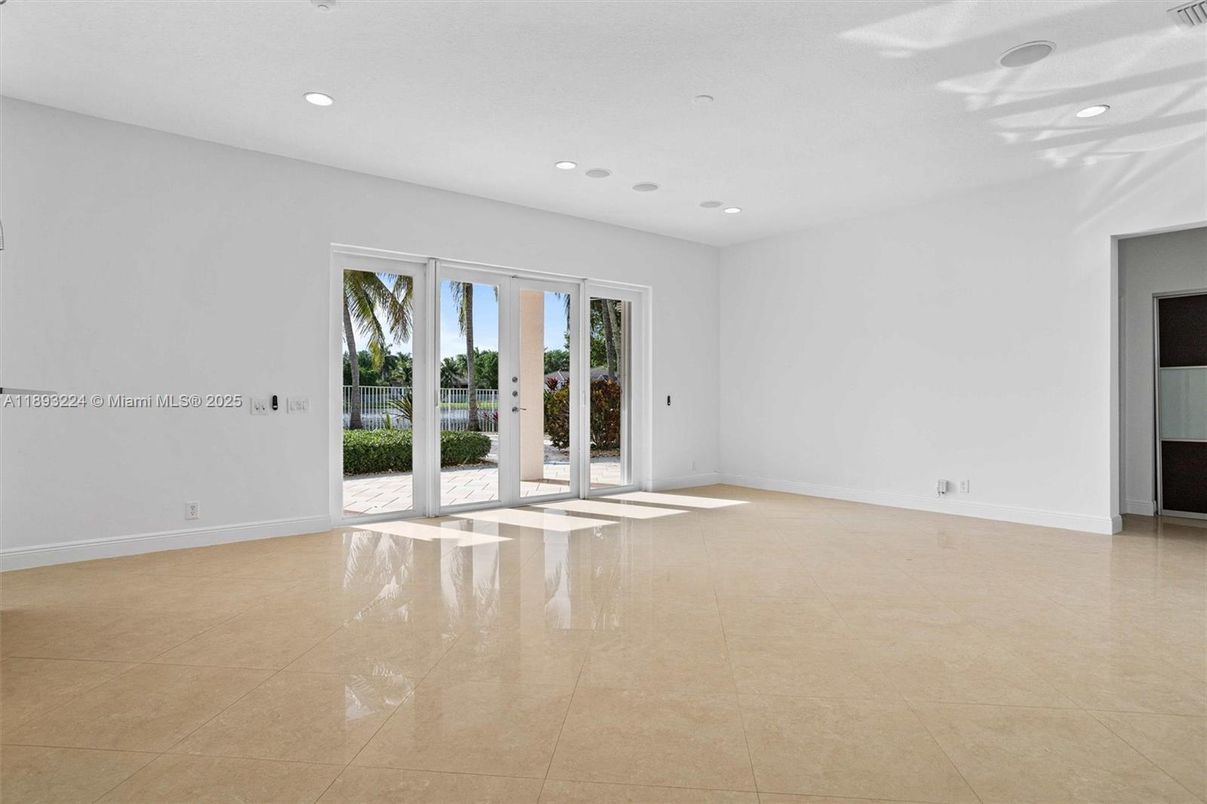 Empty room, Interior, Recessed Lighting