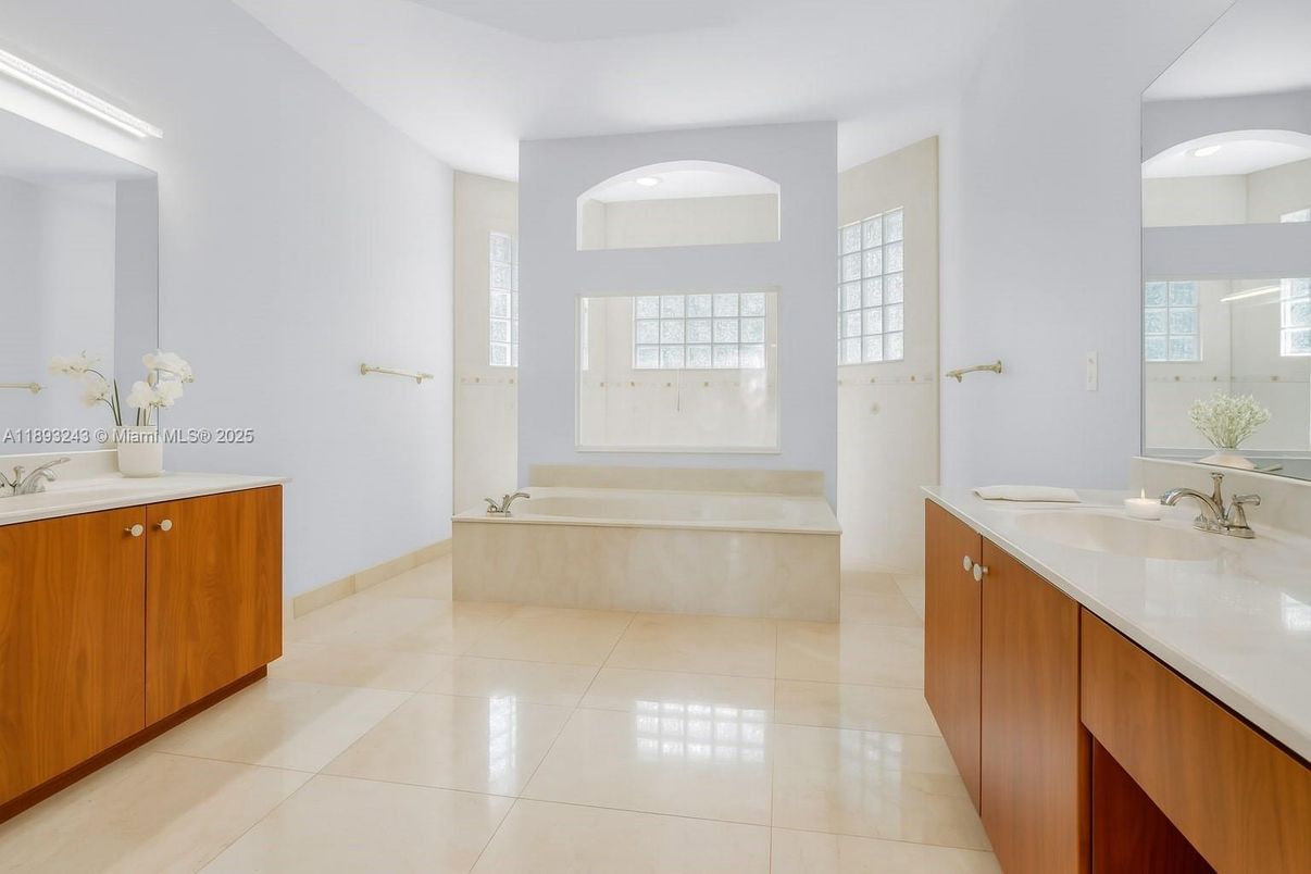 Bathroom, Dual Sink Vanities, Interior, Recessed Lighting