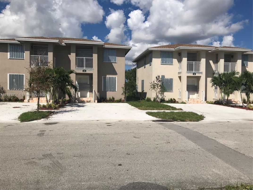 Exterior, Facade, Mediterranean