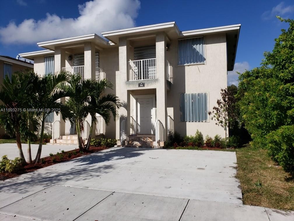 Backyard, Exterior, Facade, Modern