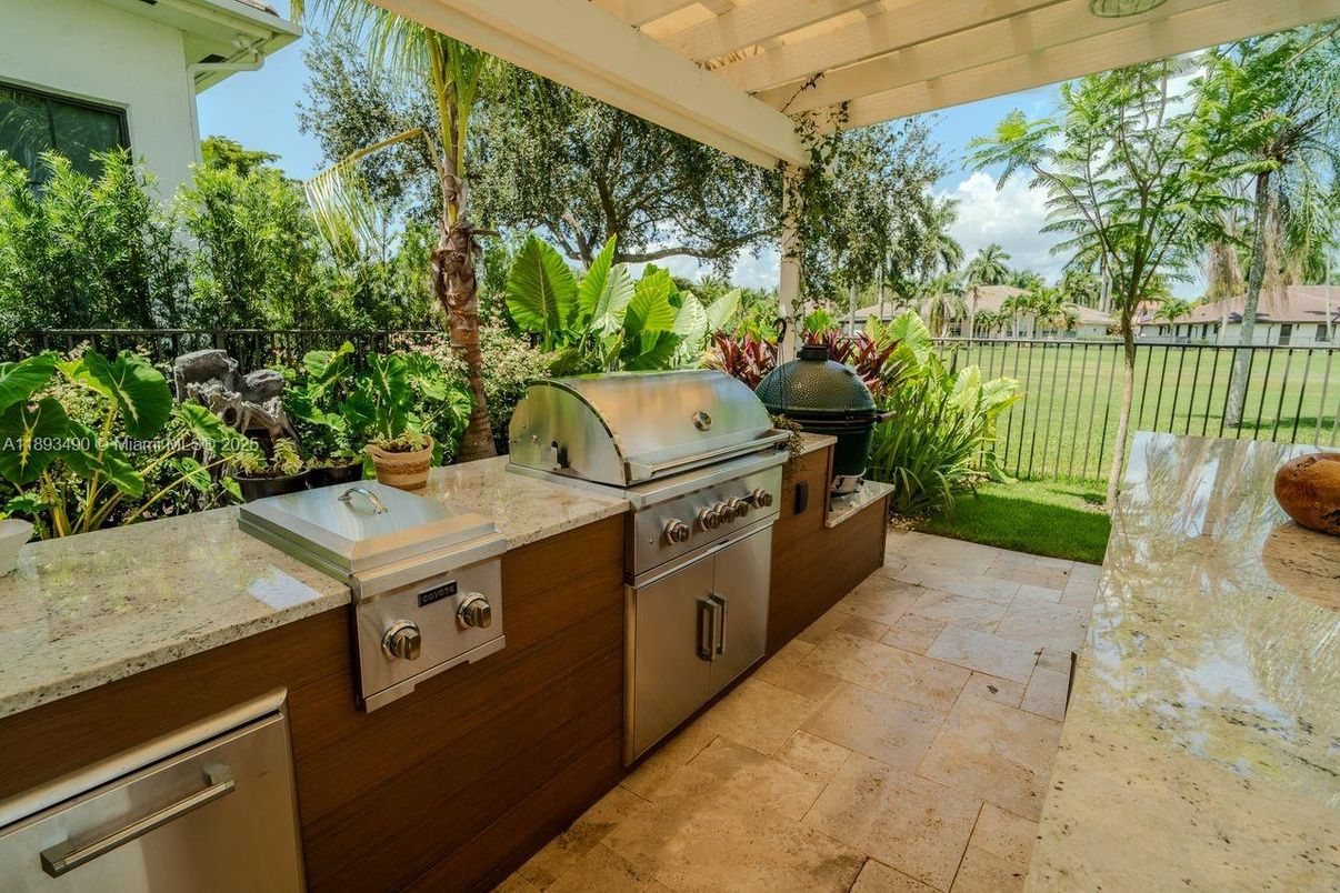 Exterior, Outdoor Kitchen