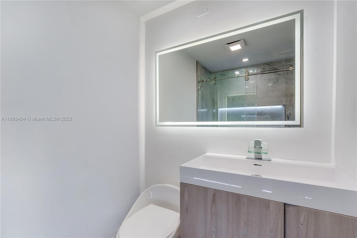 Bathroom, Interior, Recessed Lighting