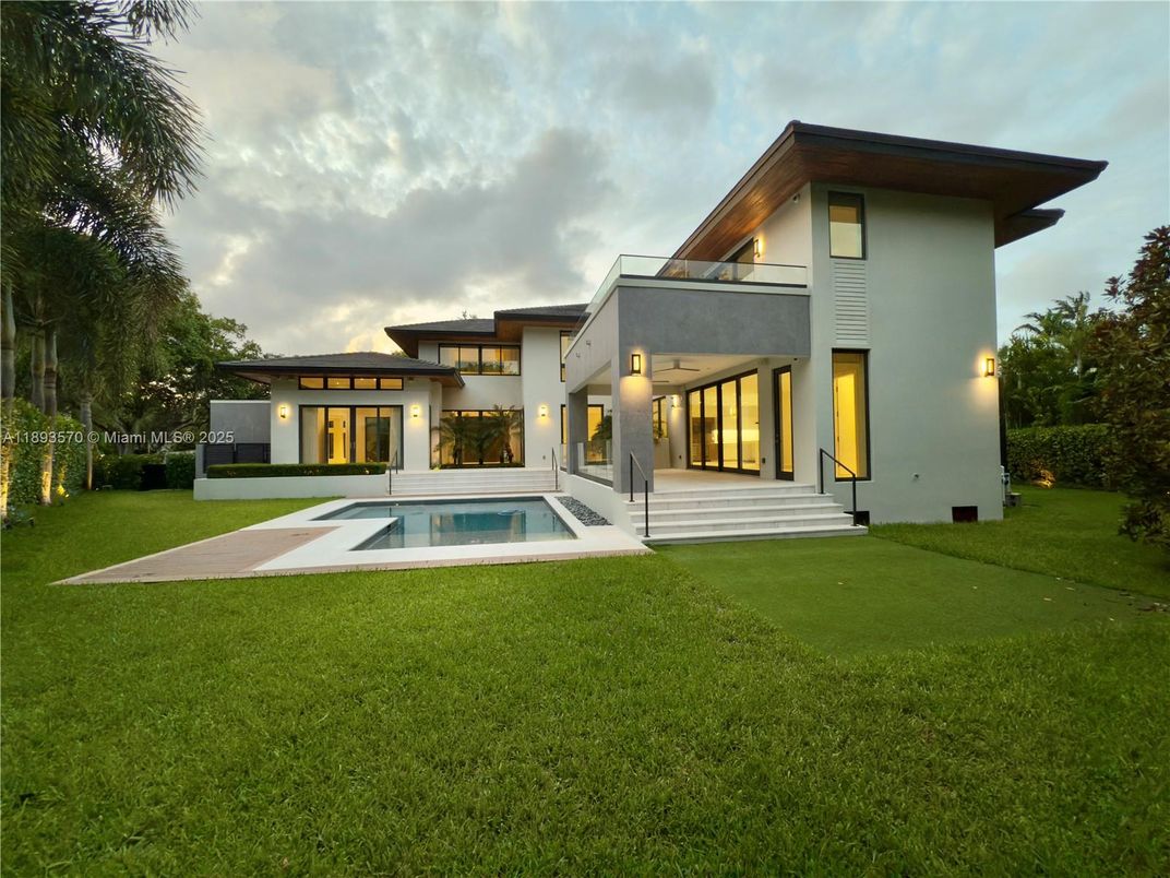Backyard, Exterior, Facade, Pool, Modern
