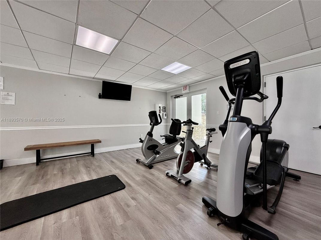Fitness Equipment, Interior, Recessed Lighting, Wood Texture Flooring