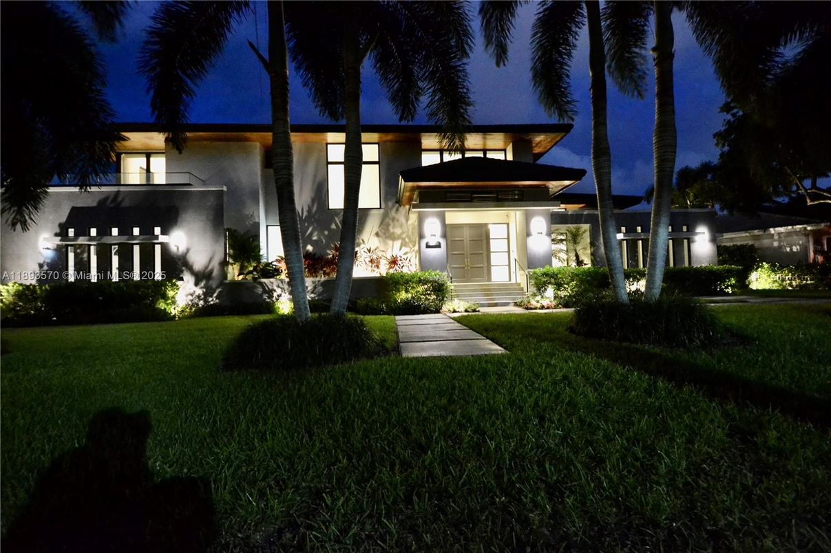 Backyard, Exterior, Facade, Modern