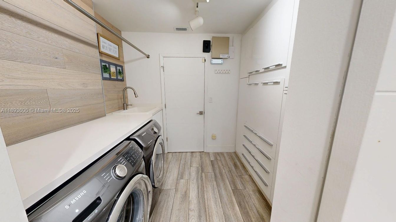 Interior, Washer, Wood Texture Flooring