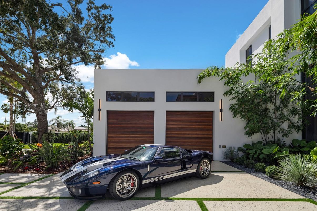 Attached, Exterior, Facade, Modern