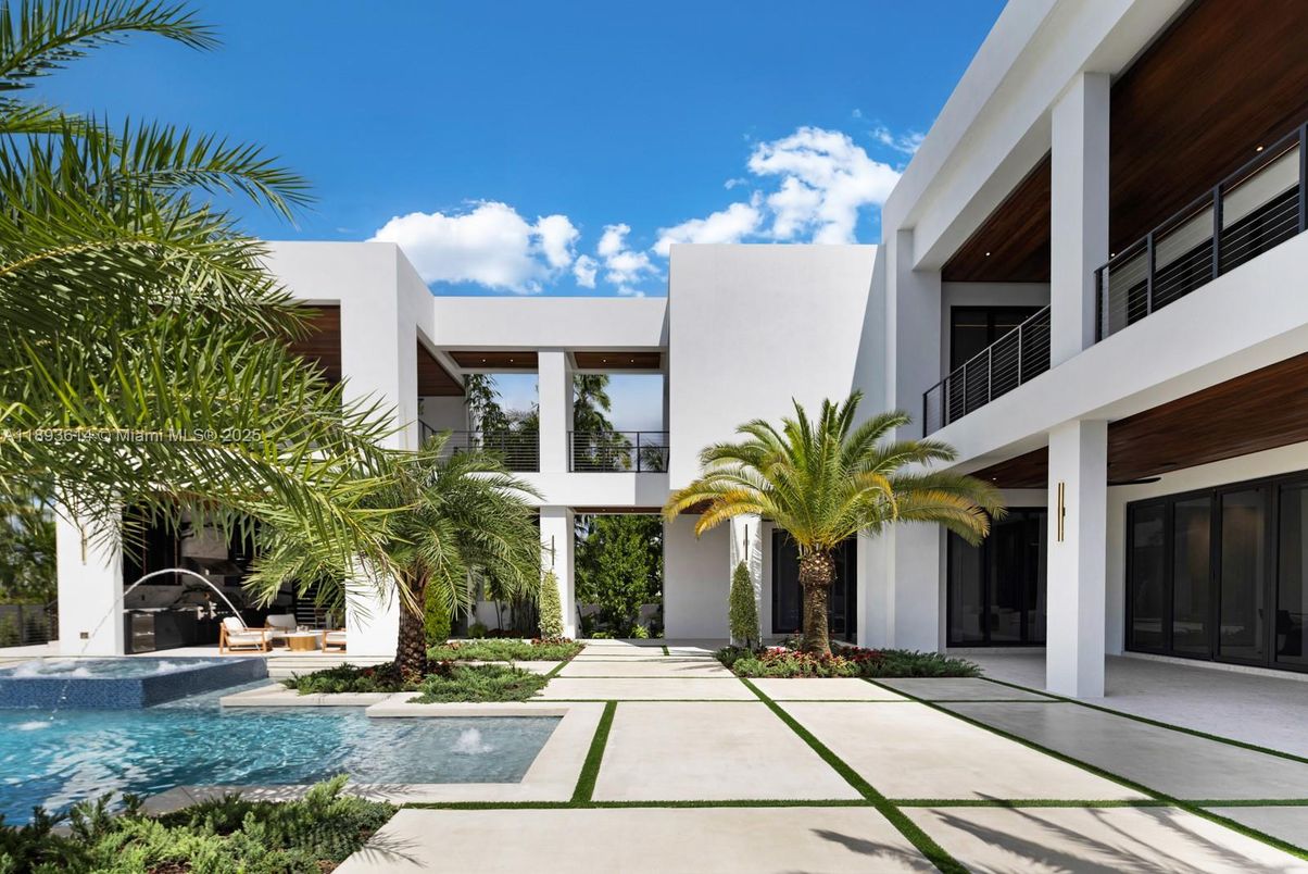 Exterior, Facade, Pool, Modern