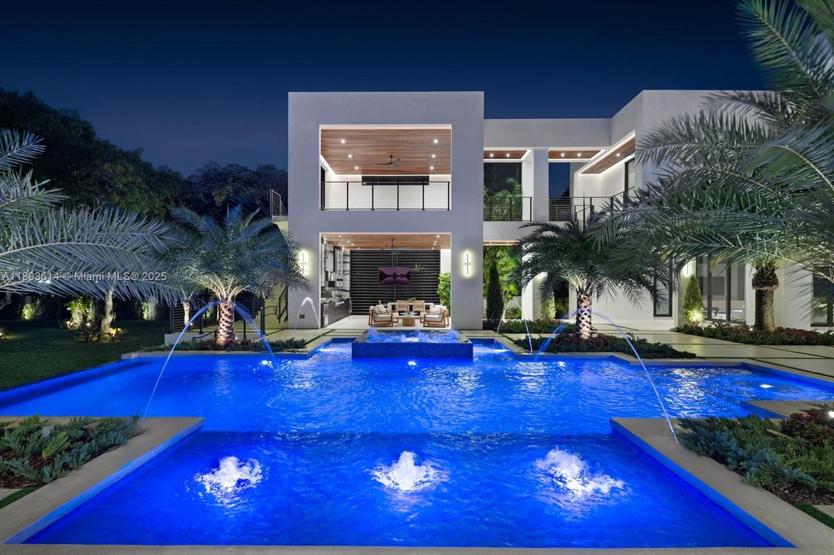 Exterior, Facade, Pool, Modern