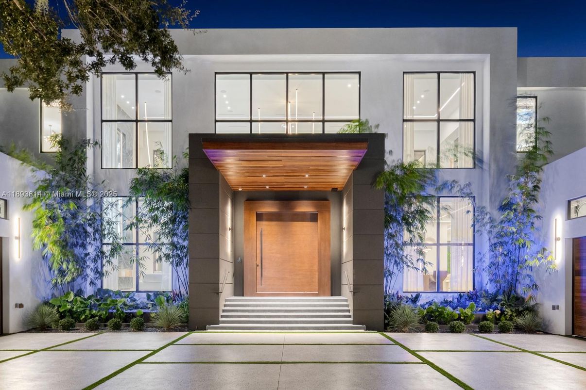 Exterior, Facade, Modern