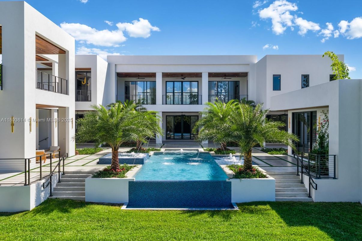 Backyard, Exterior, Facade, Pool, Modern