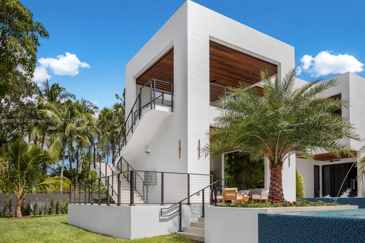 Exterior, Facade, Modern
