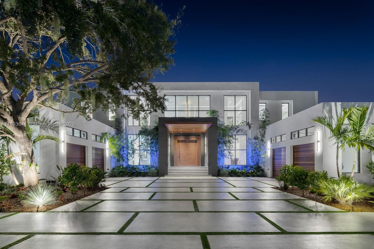 Attached, Exterior, Facade, Modern