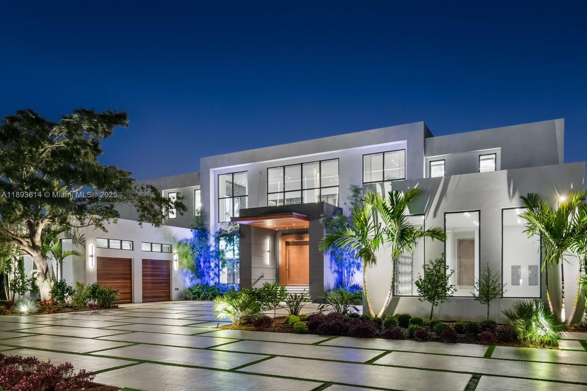 Attached, Exterior, Facade, Modern