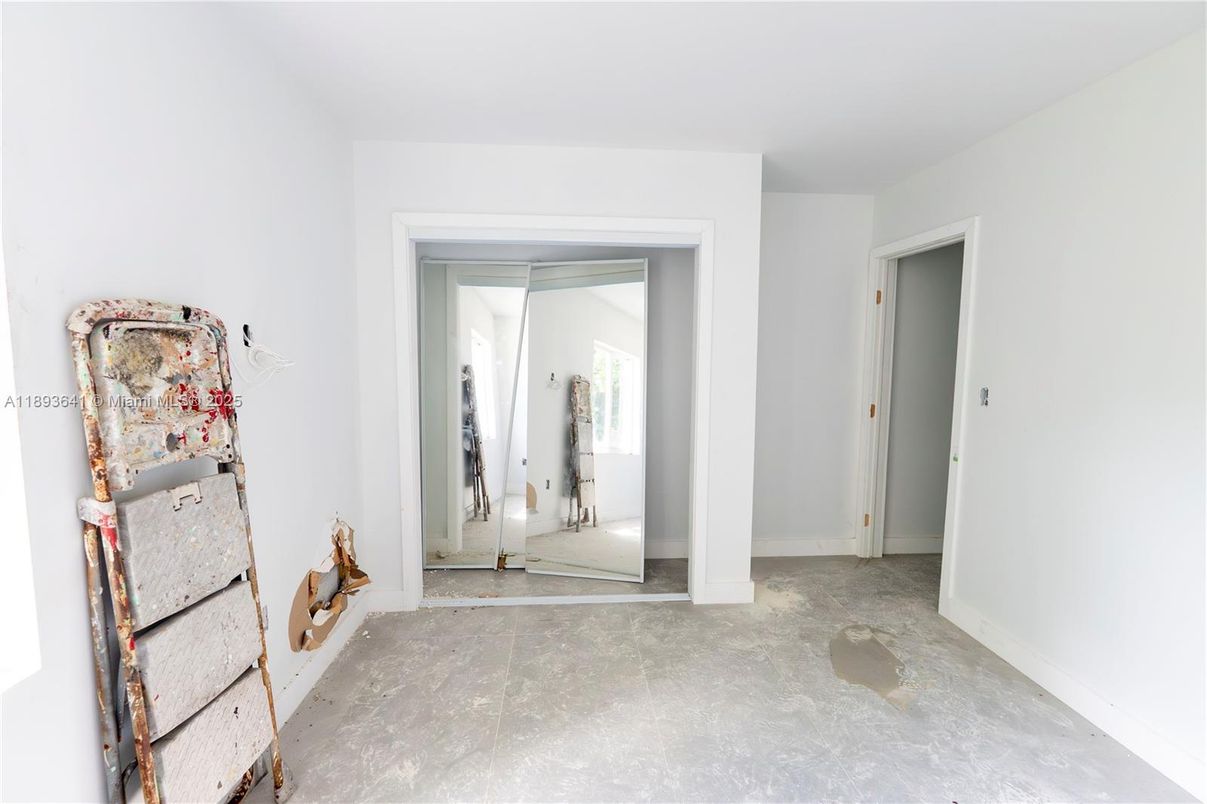 Empty room, Interior