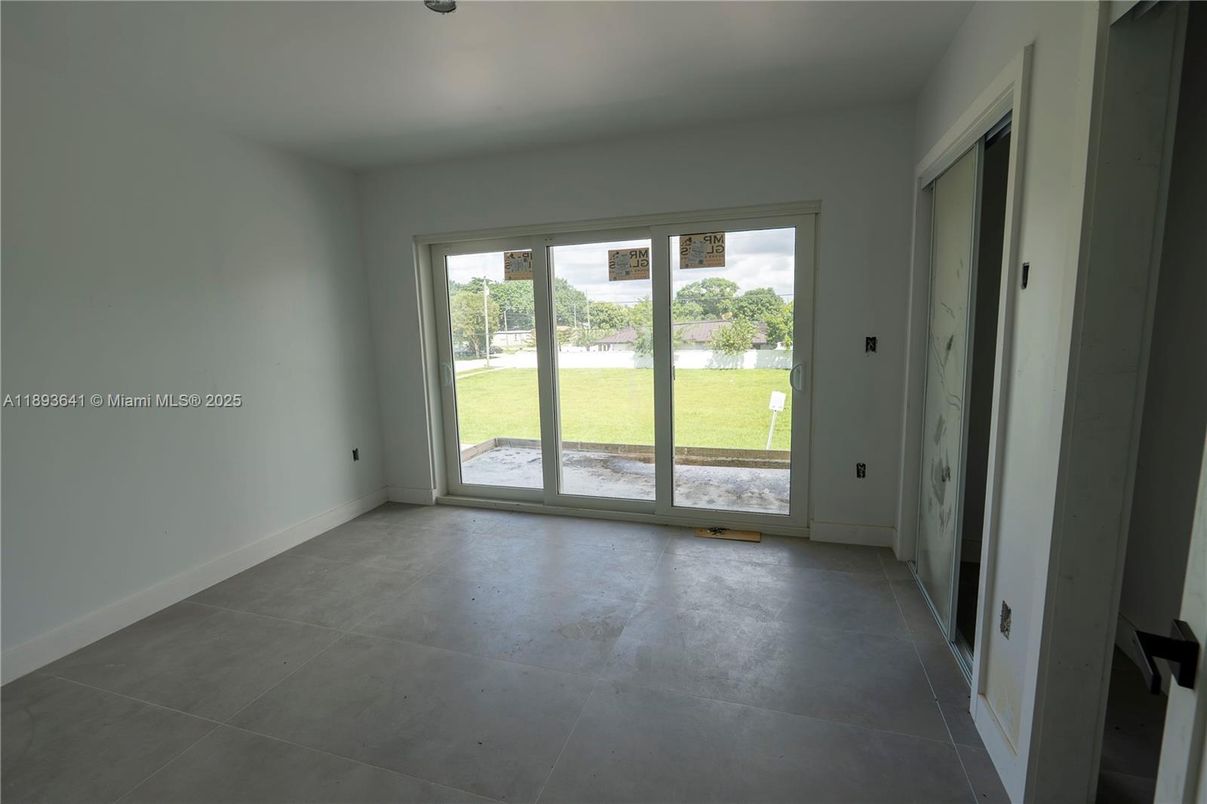 Empty room, Interior