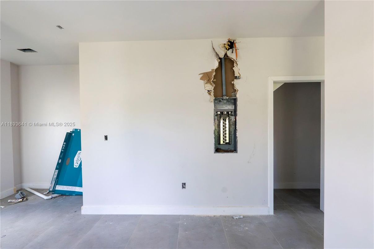 Empty room, Interior