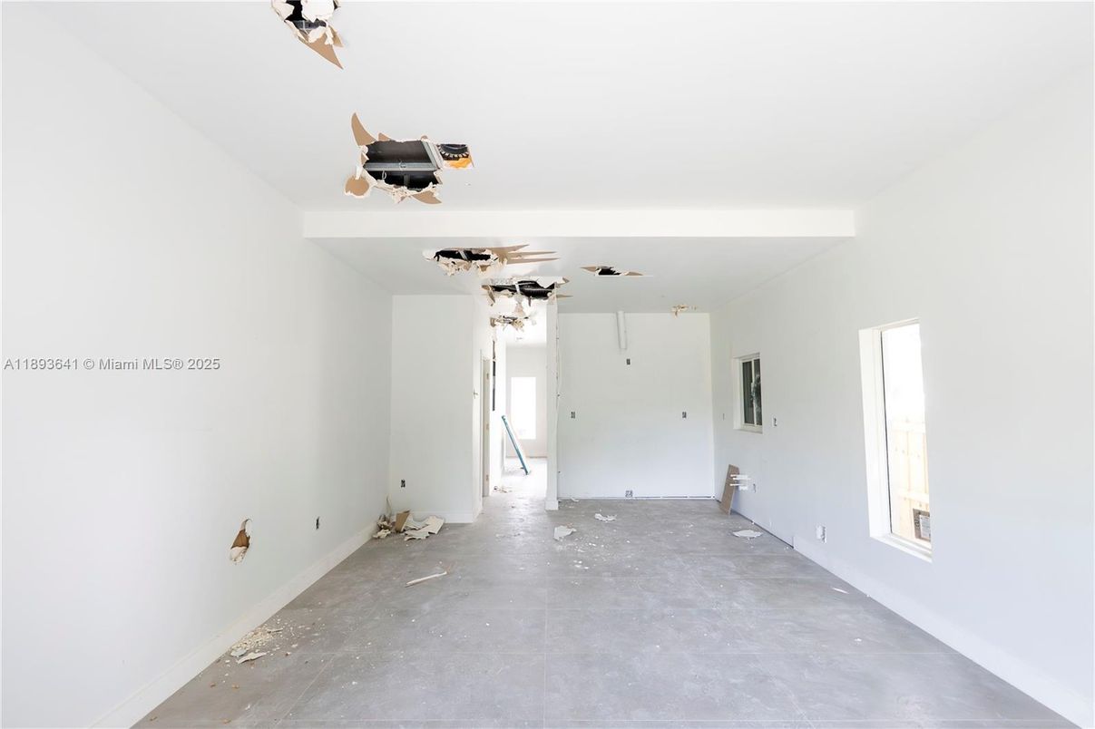 Empty room, Interior