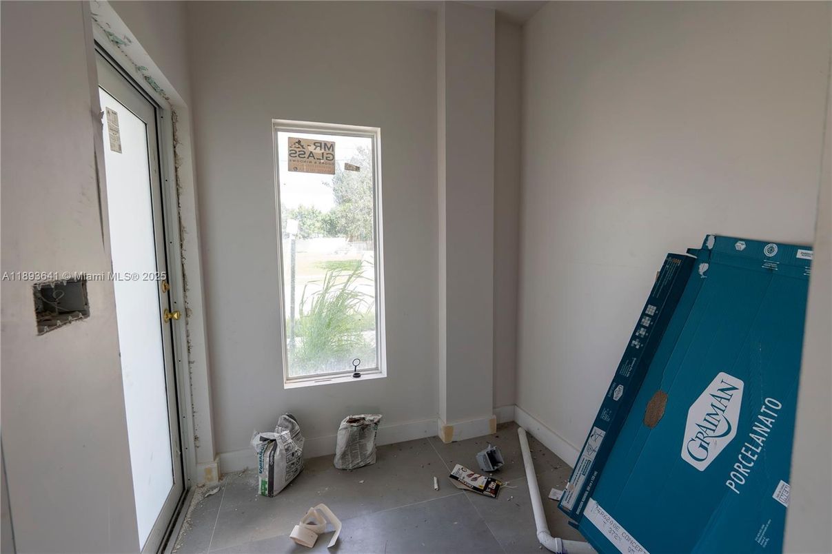 Empty room, Interior