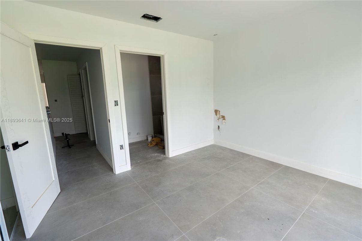 Empty room, Interior