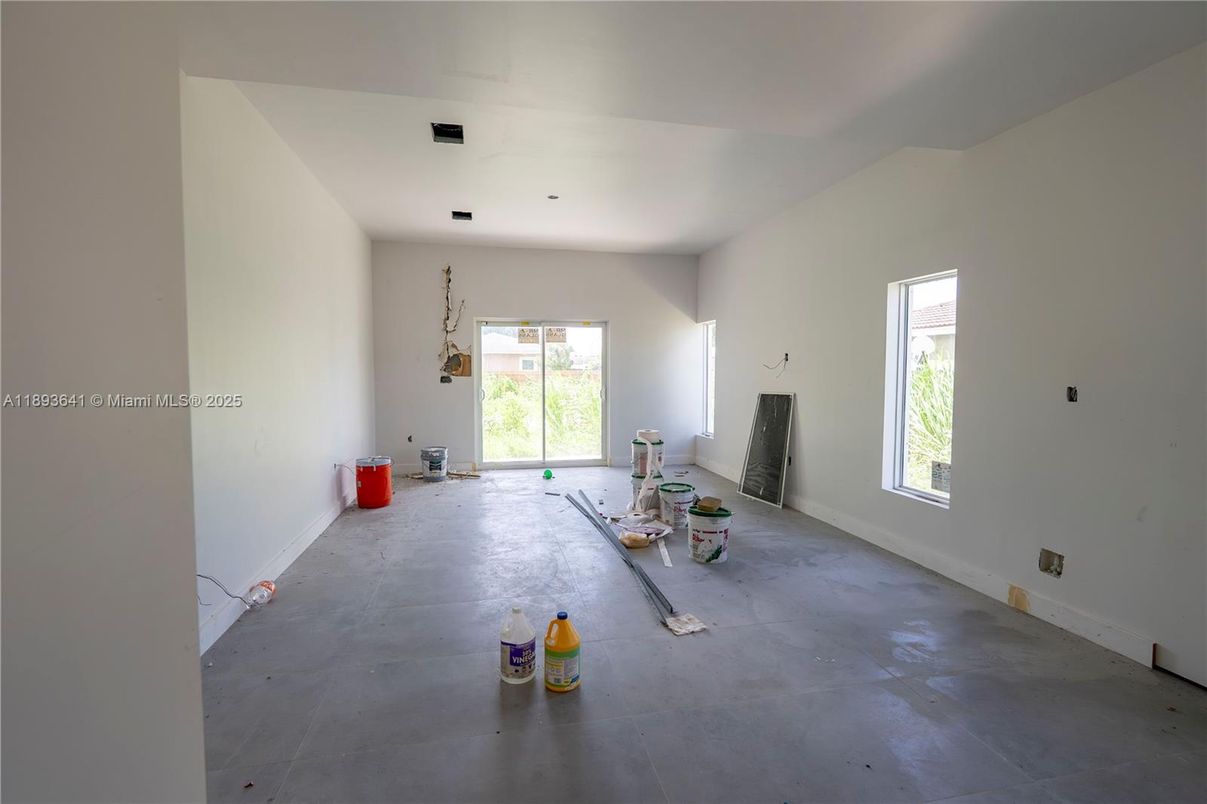 Empty room, Interior