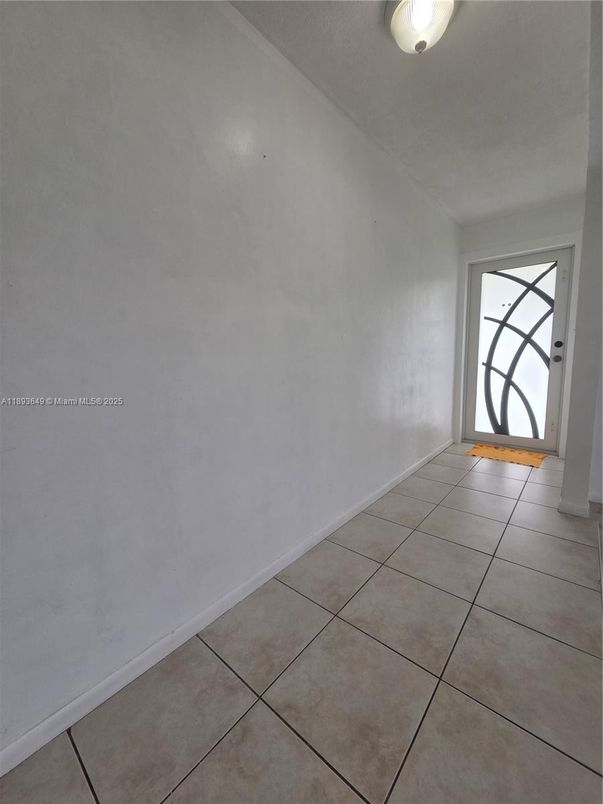 Empty room, Interior