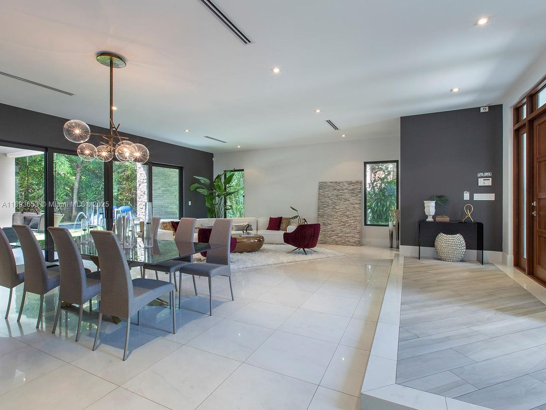 Dining room, Interior, Pendant Lights, Recessed Lighting