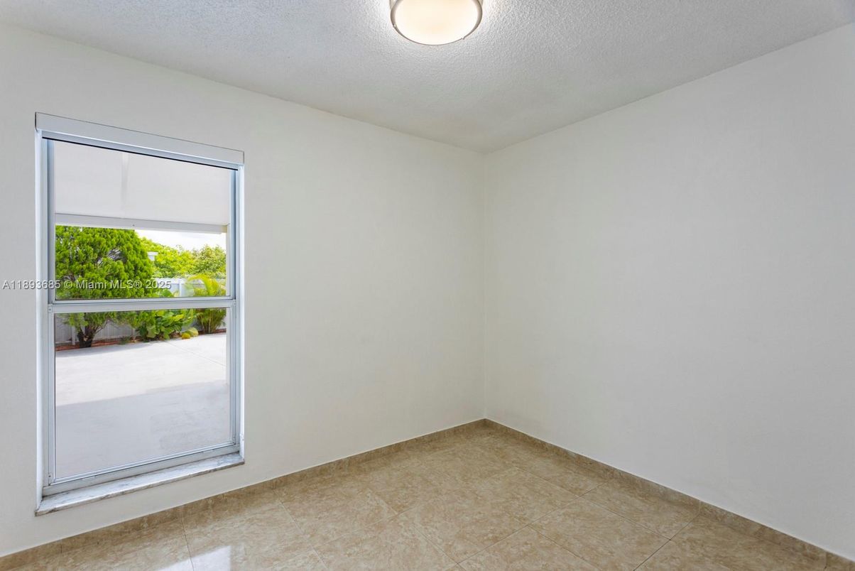 Empty room, Interior