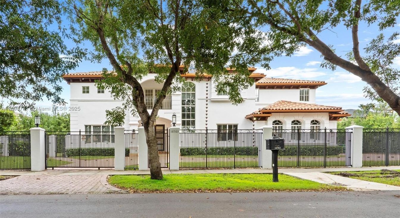Exterior, Facade, Mediterranean