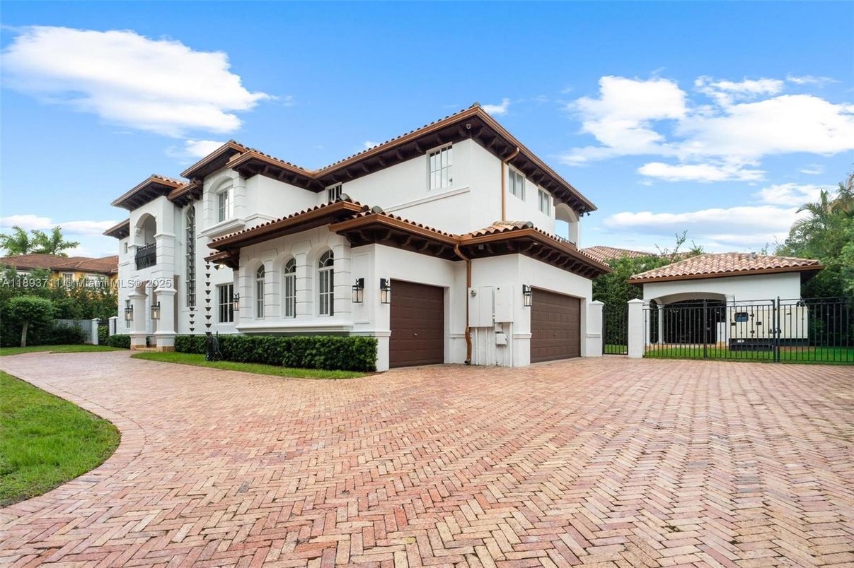 Attached, Exterior, Facade, Spanish Mediterranean
