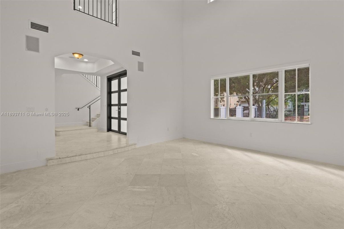 Empty room, Interior