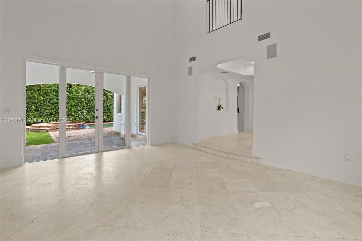 Empty room, Interior