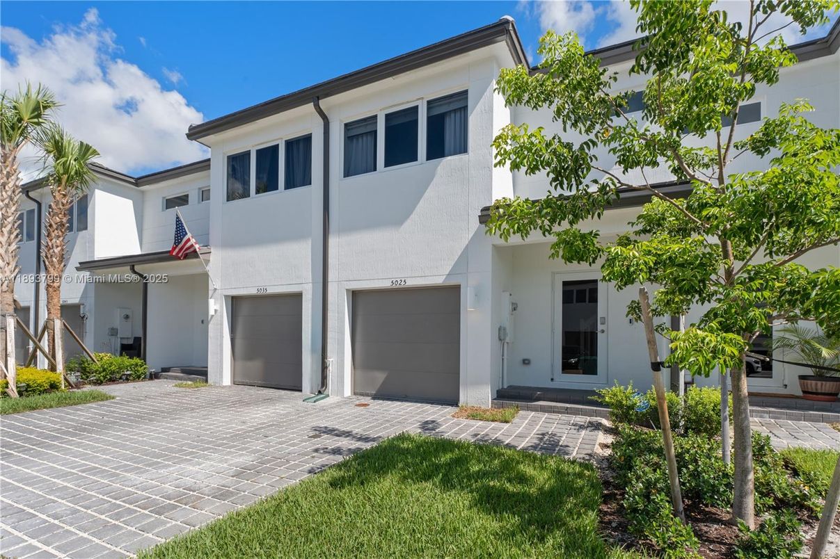Attached, Exterior, Facade, Modern