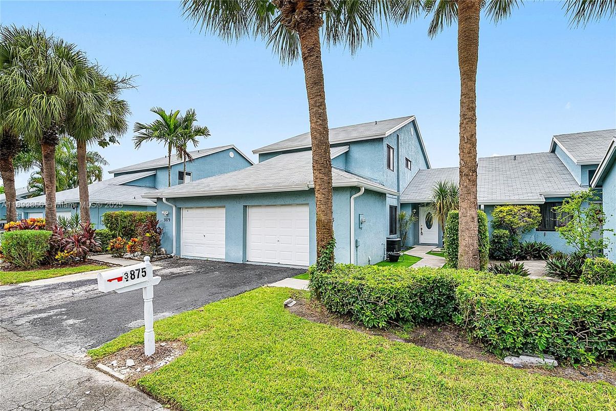 Attached, Exterior, Facade, Ranch