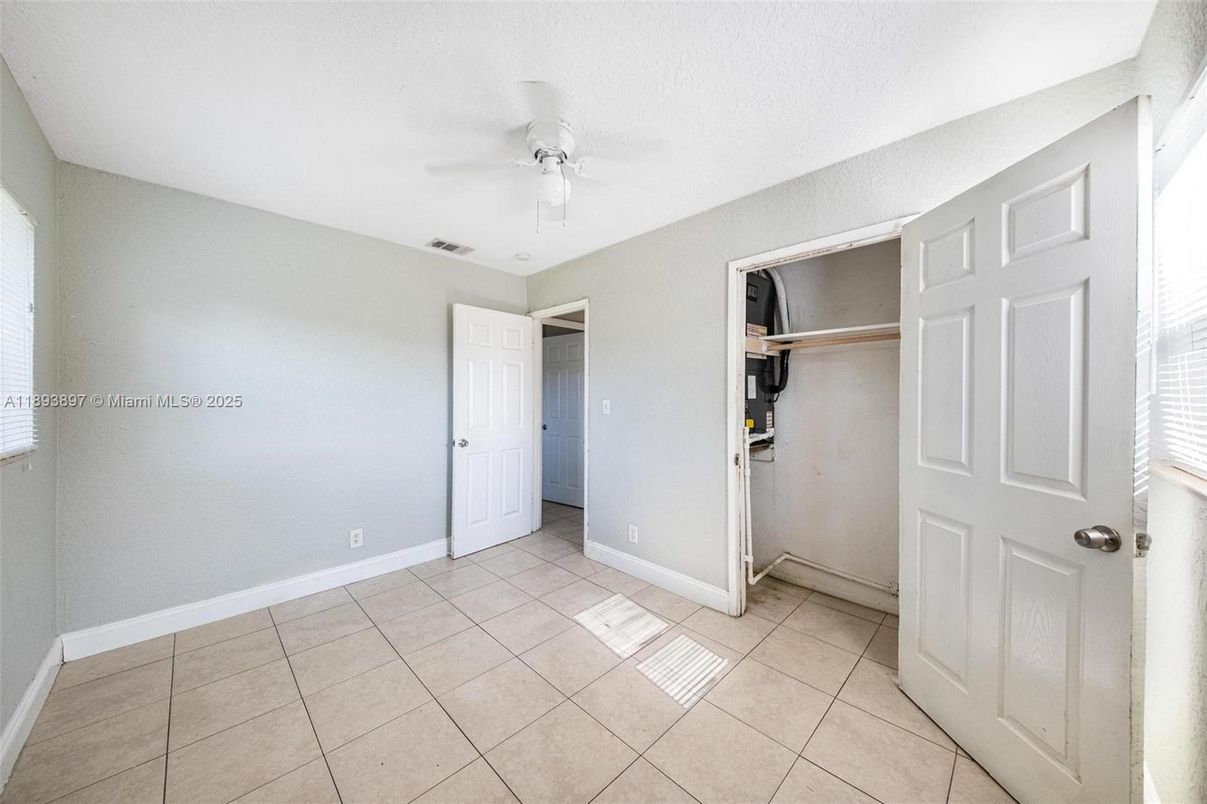 Empty room, Interior