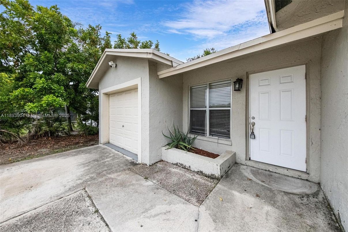 Detached Garage, Exterior